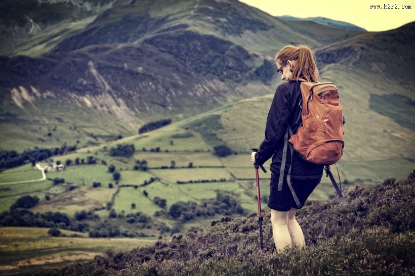 一个旅游的女人图片