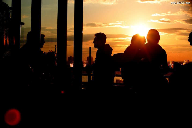 人物逆光剪影图片