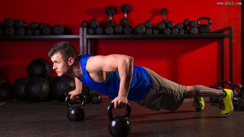 健身房健身的肌肉男图片大全