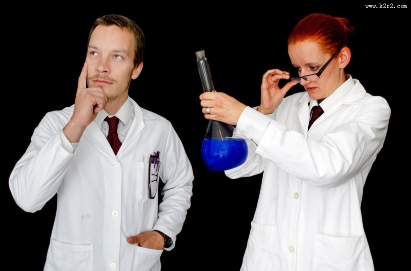 实验室做实验的人图片