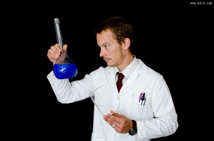 实验室做实验的人图片