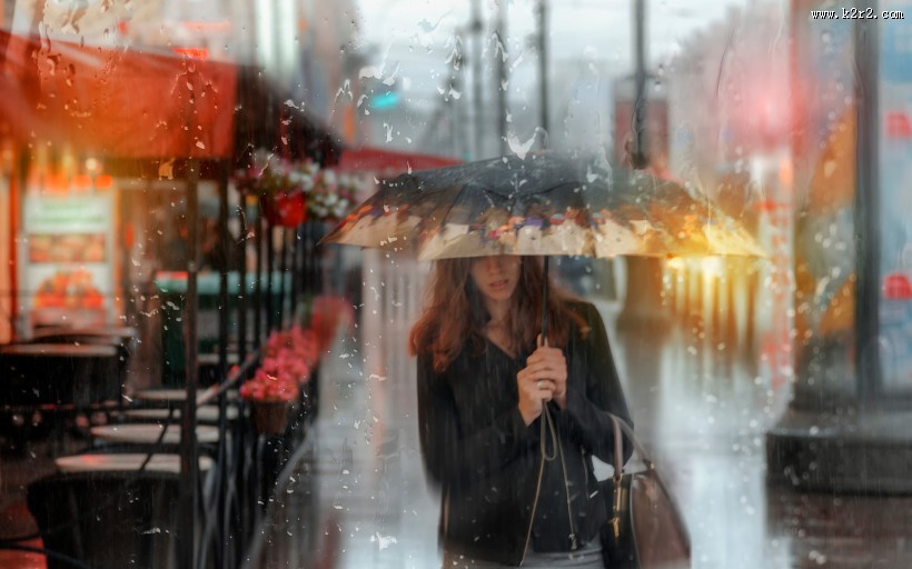 唯美的雨中美女图片