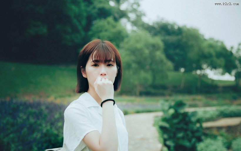 短发美女户外图片