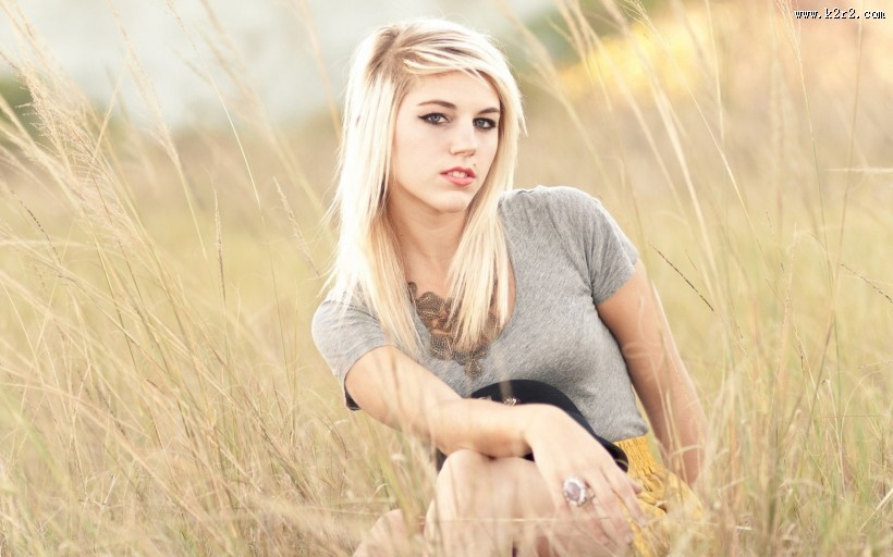 时尚魅力的金发女孩图片