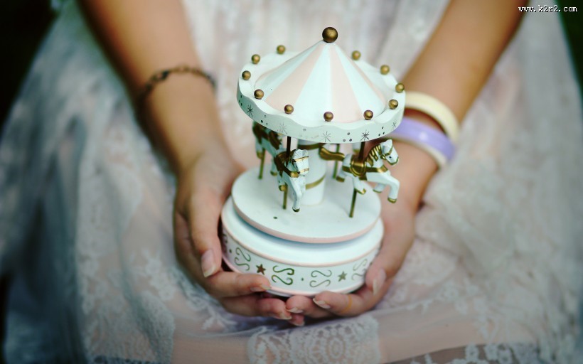 手捧着花、草莓、生日蛋糕等图片