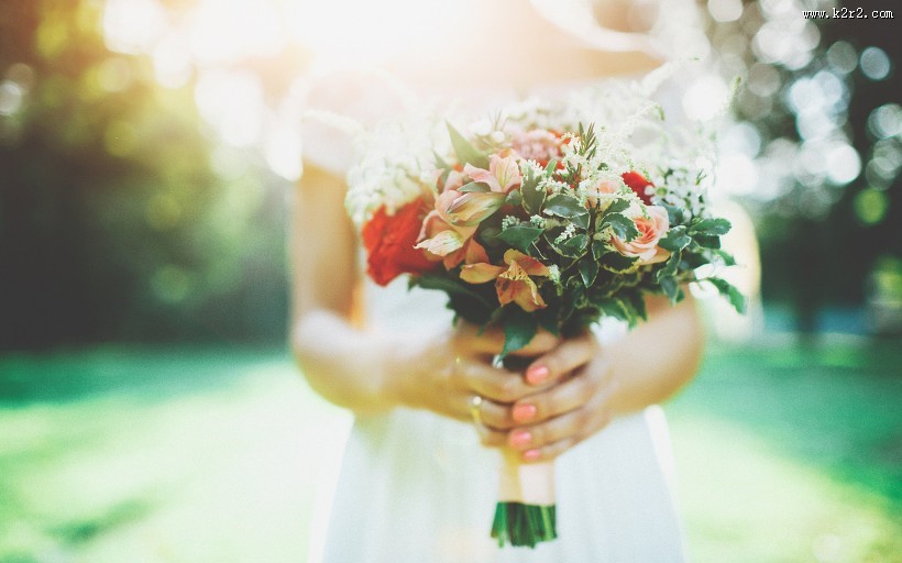 手捧着花、草莓、生日蛋糕等图片