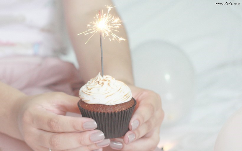 手捧着花、草莓、生日蛋糕等图片