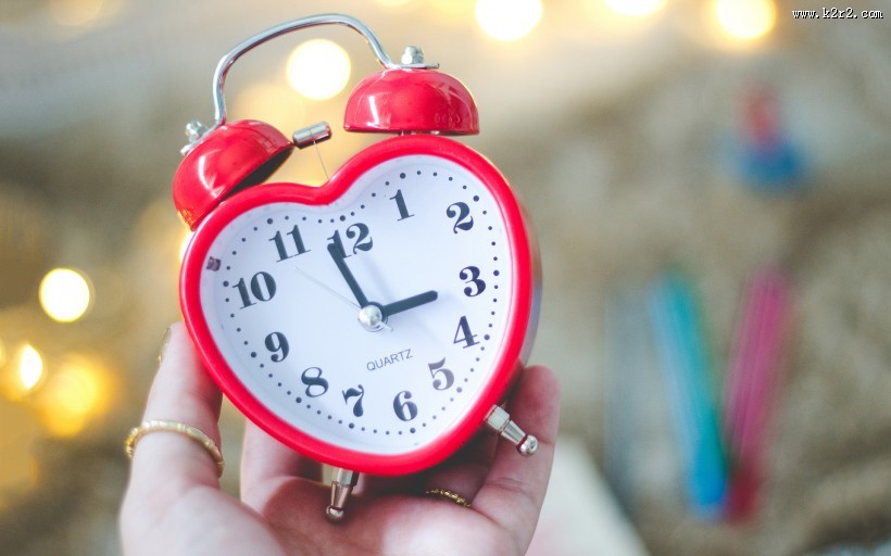 手捧着花、草莓、生日蛋糕等图片