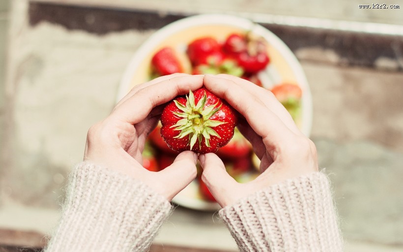 手捧着花、草莓、生日蛋糕等图片