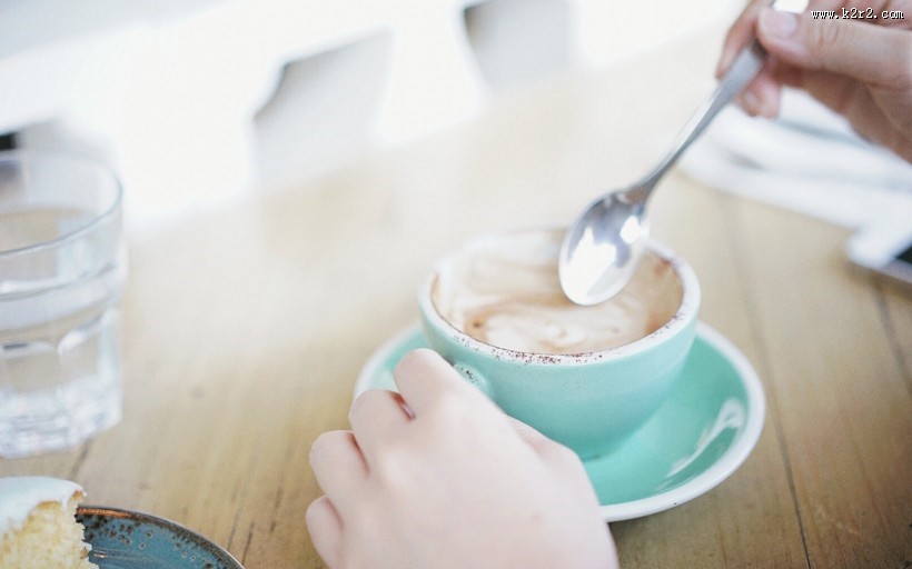 手捧着花、草莓、生日蛋糕等图片
