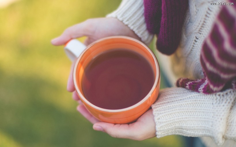 手捧着花、草莓、生日蛋糕等图片