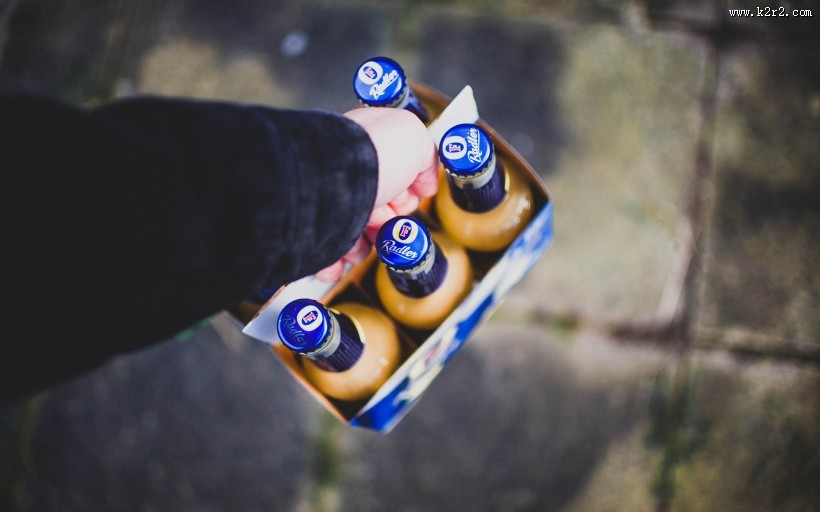 手捧着花、草莓、生日蛋糕等图片