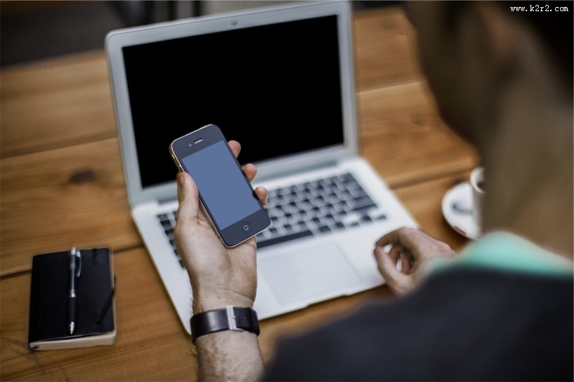 在咖啡桌上工作的图片