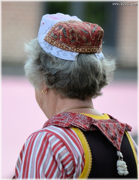 戴帽子的人物背影图片大全