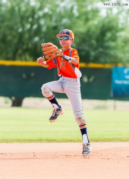 正在打棒球的孩子图片