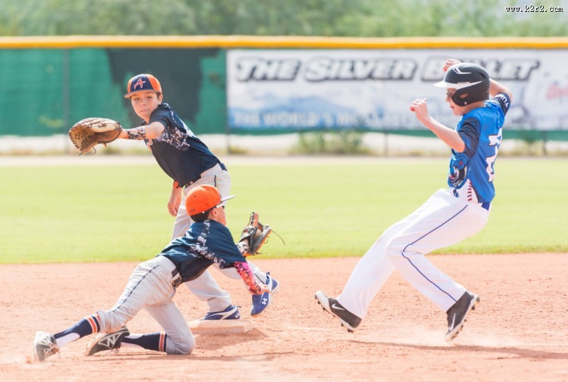 正在打棒球的孩子图片