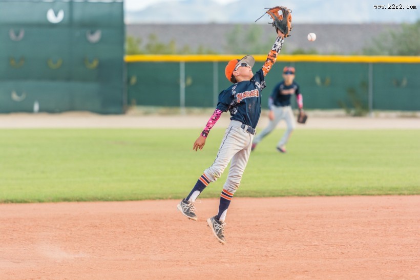 正在打棒球的孩子图片