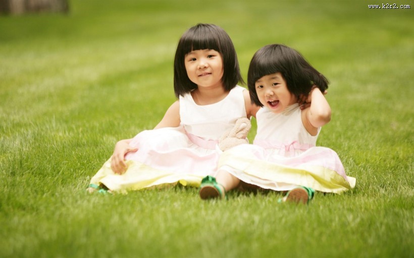 活泼小女孩图片