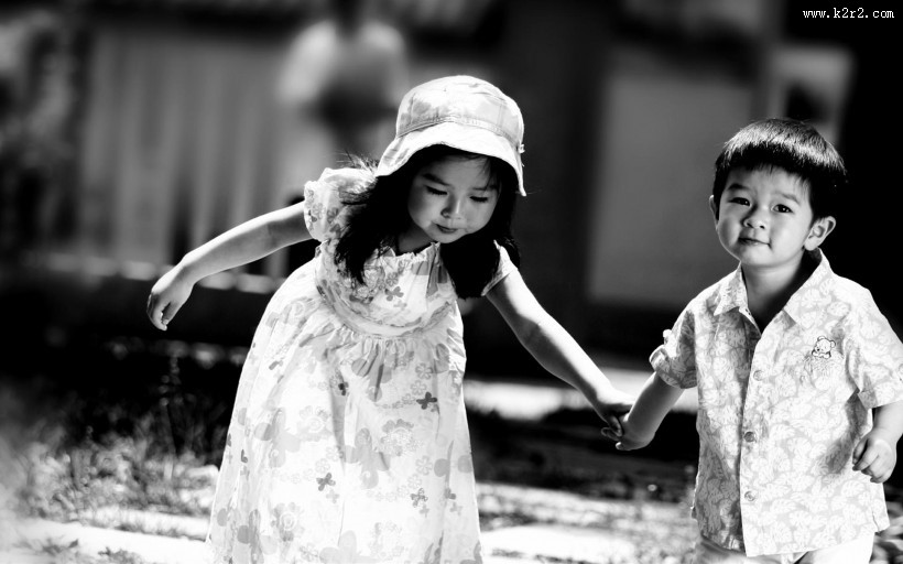 活泼小女孩图片