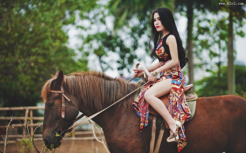 骑马的美女图片