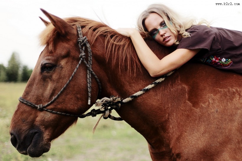 骑马的美女图片