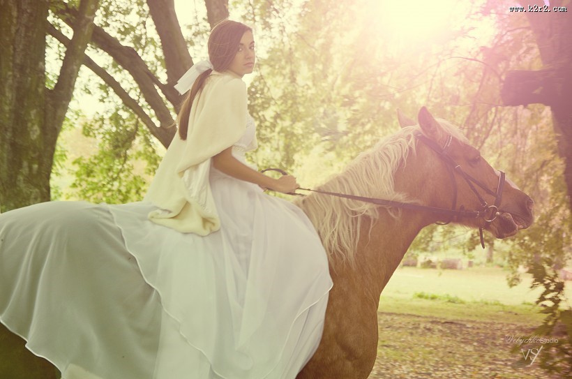 骑马的美女图片