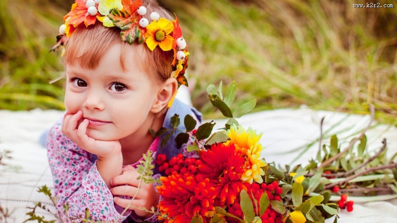 花丛中的小女孩儿图片