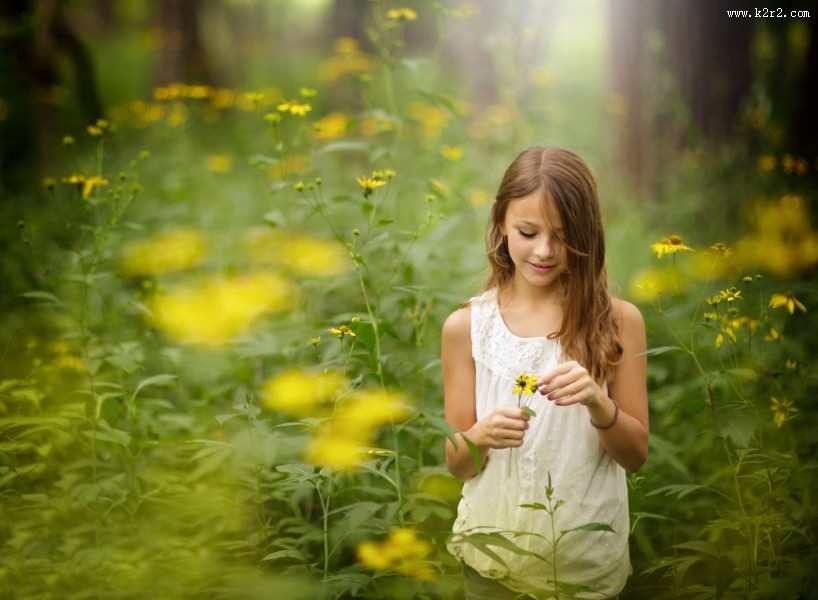 花丛中的小女孩儿图片