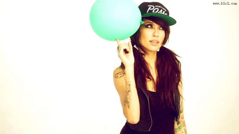 拿着气球的美女图片