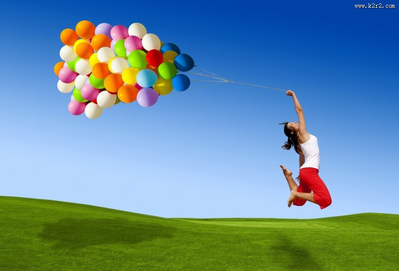 拿着气球的美女图片