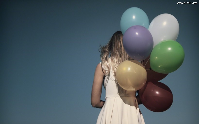 拿着气球的美女图片