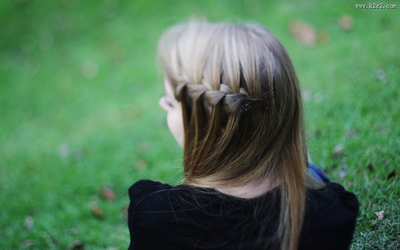 编辫子的女孩图片