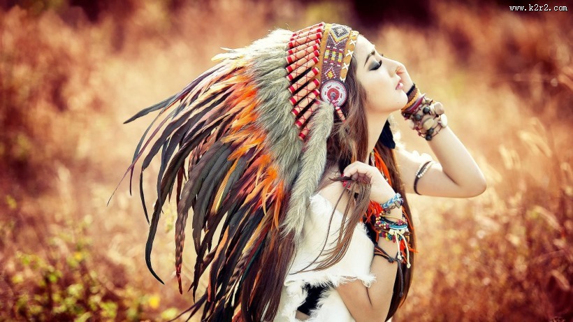 戴羽毛帽子的美女图片