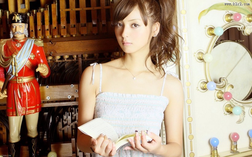 萌哒哒的齐刘海美女图片