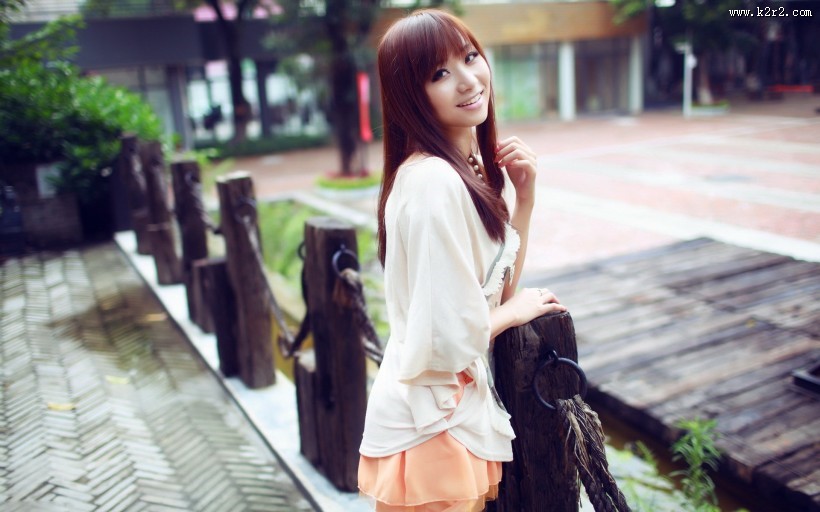 萌哒哒的齐刘海美女图片