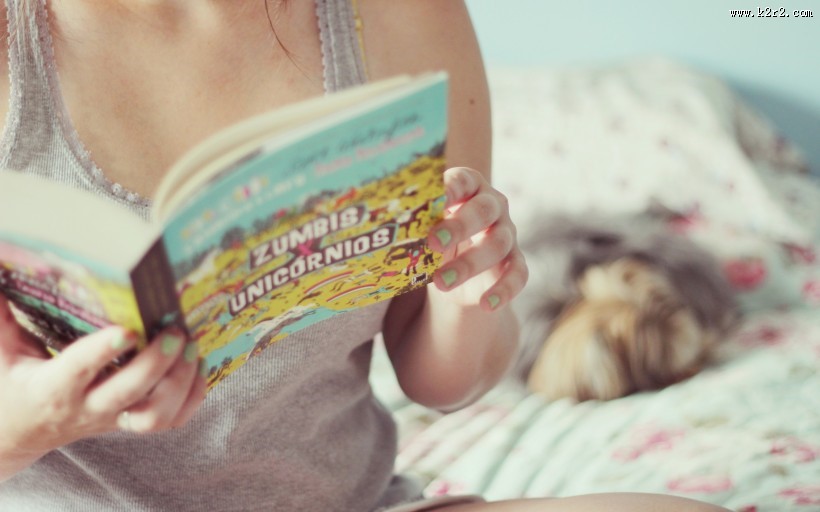 读书的少女图片