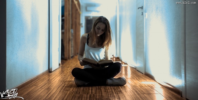 读书的少女图片