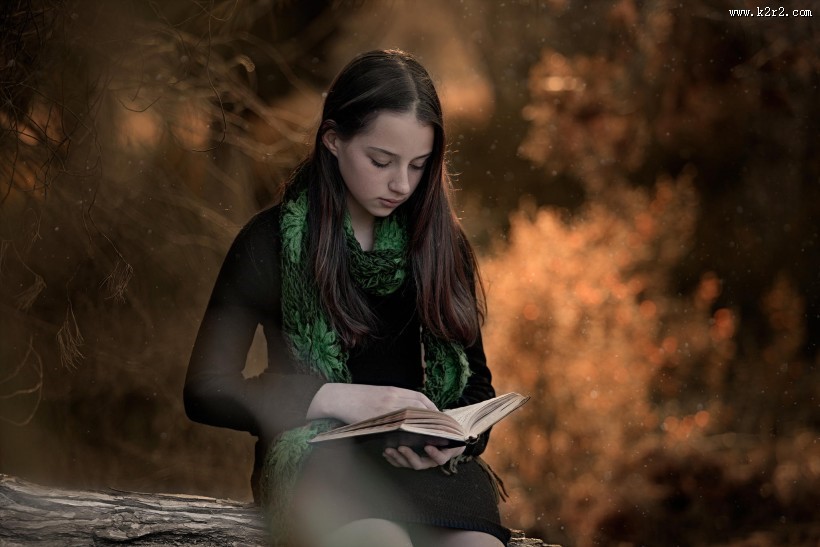 读书的少女图片