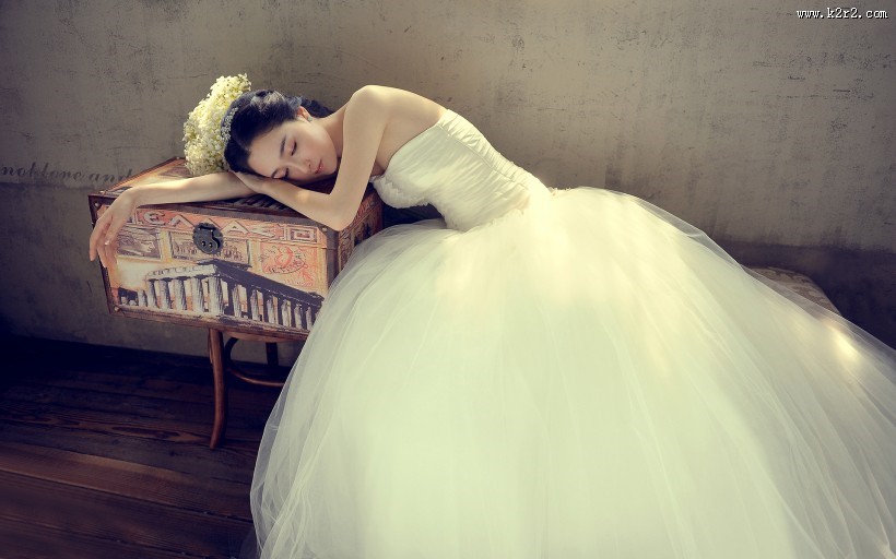 穿着婚纱的美女图片