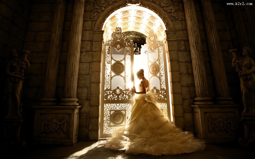穿着婚纱的美女图片
