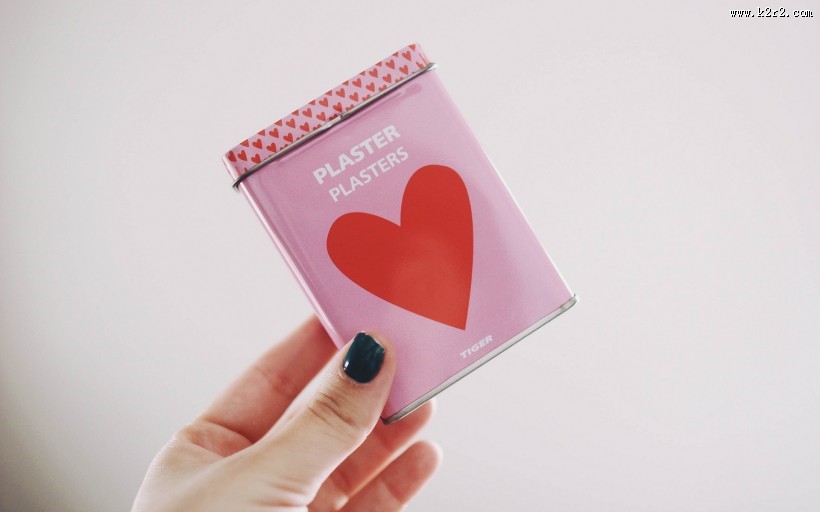 举着东西的手指图片