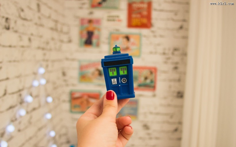 举着东西的手指图片