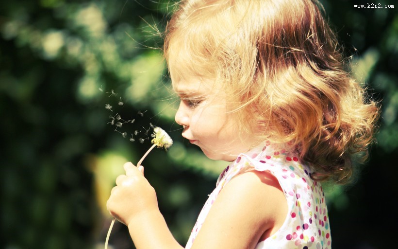 美丽的拿花小女孩图片
