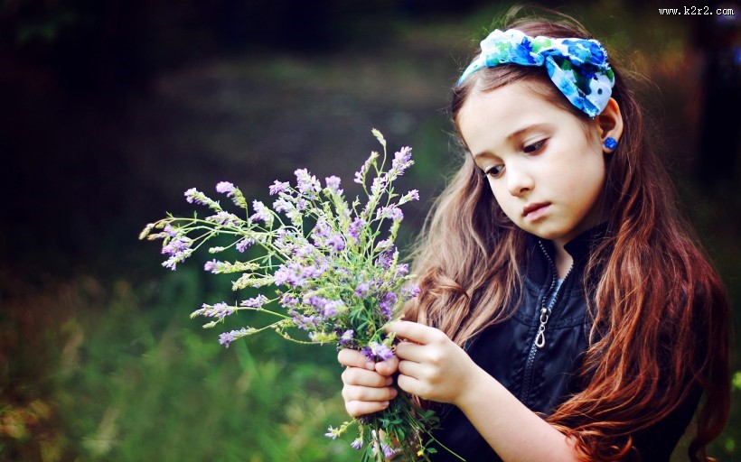 美丽的拿花小女孩图片