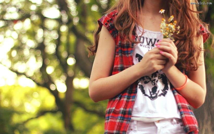 美丽的拿花小女孩图片