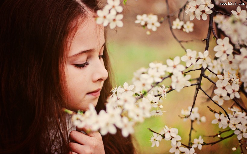 美丽的拿花小女孩图片