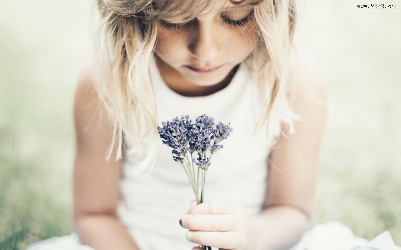 美丽的拿花小女孩图片