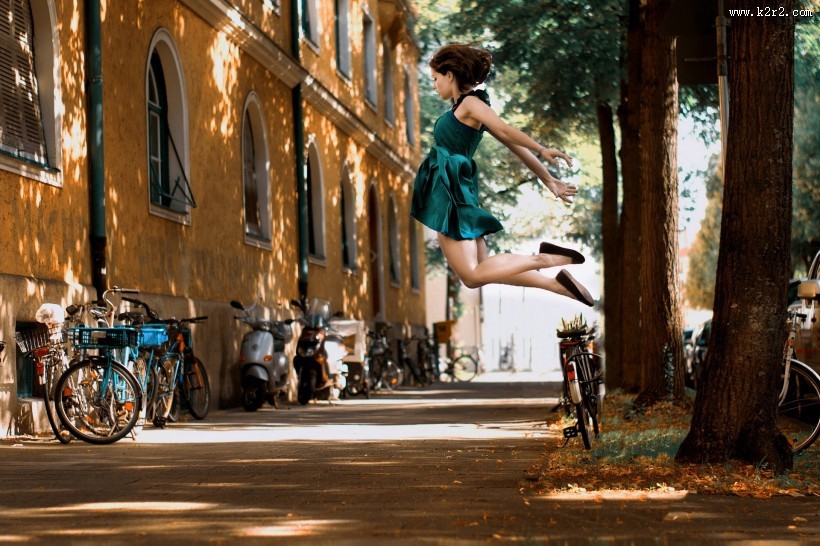 人物激动地跳跃图片