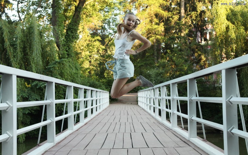 人物激动地跳跃图片