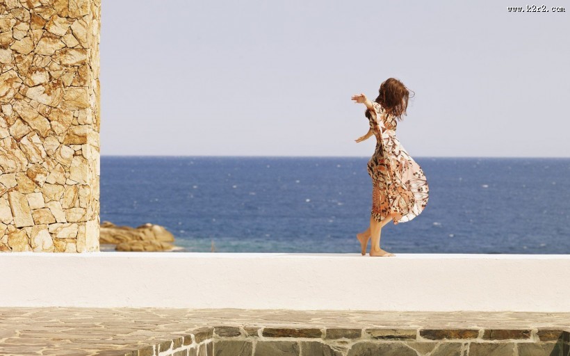 美丽的海边姑娘图片